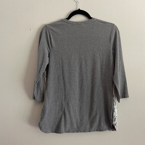 Zenergy By Chicos Women SZ 0/XS Gray W/White Lace Front Overlay V Neck Top - Picture 9 of 9